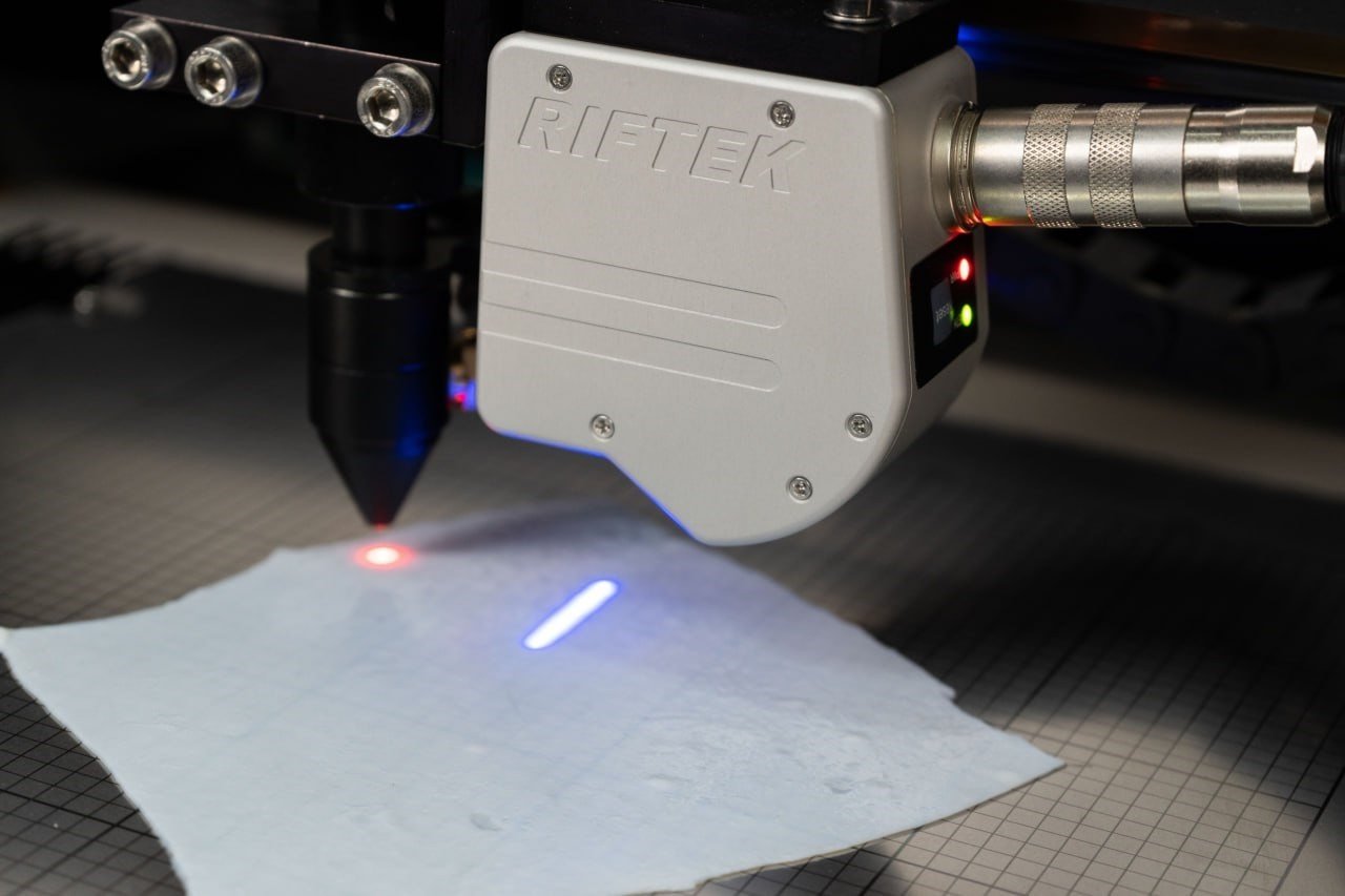 RIFTEK Laser System for Biological Tissue Thickness Measurement and Cutting — side view — RIFTEK — Laser Measurement Systems