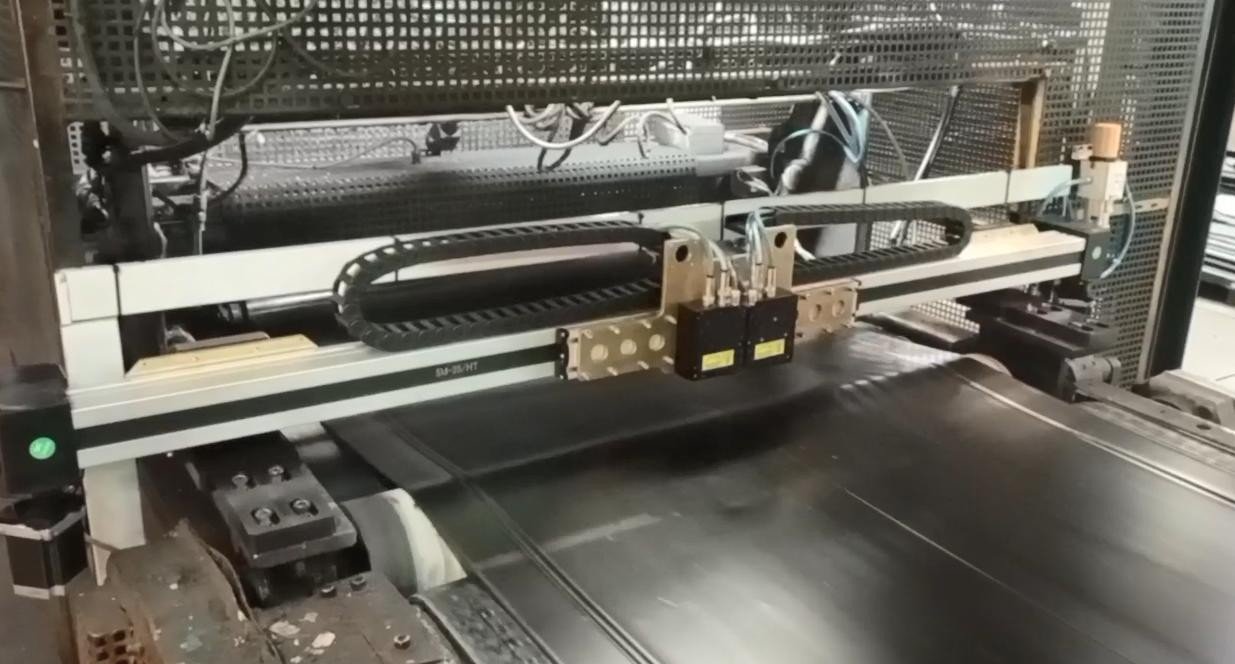 RIFTEK Thickness Measurement Systems — side view — RIFTEK — Laser Measurement Systems